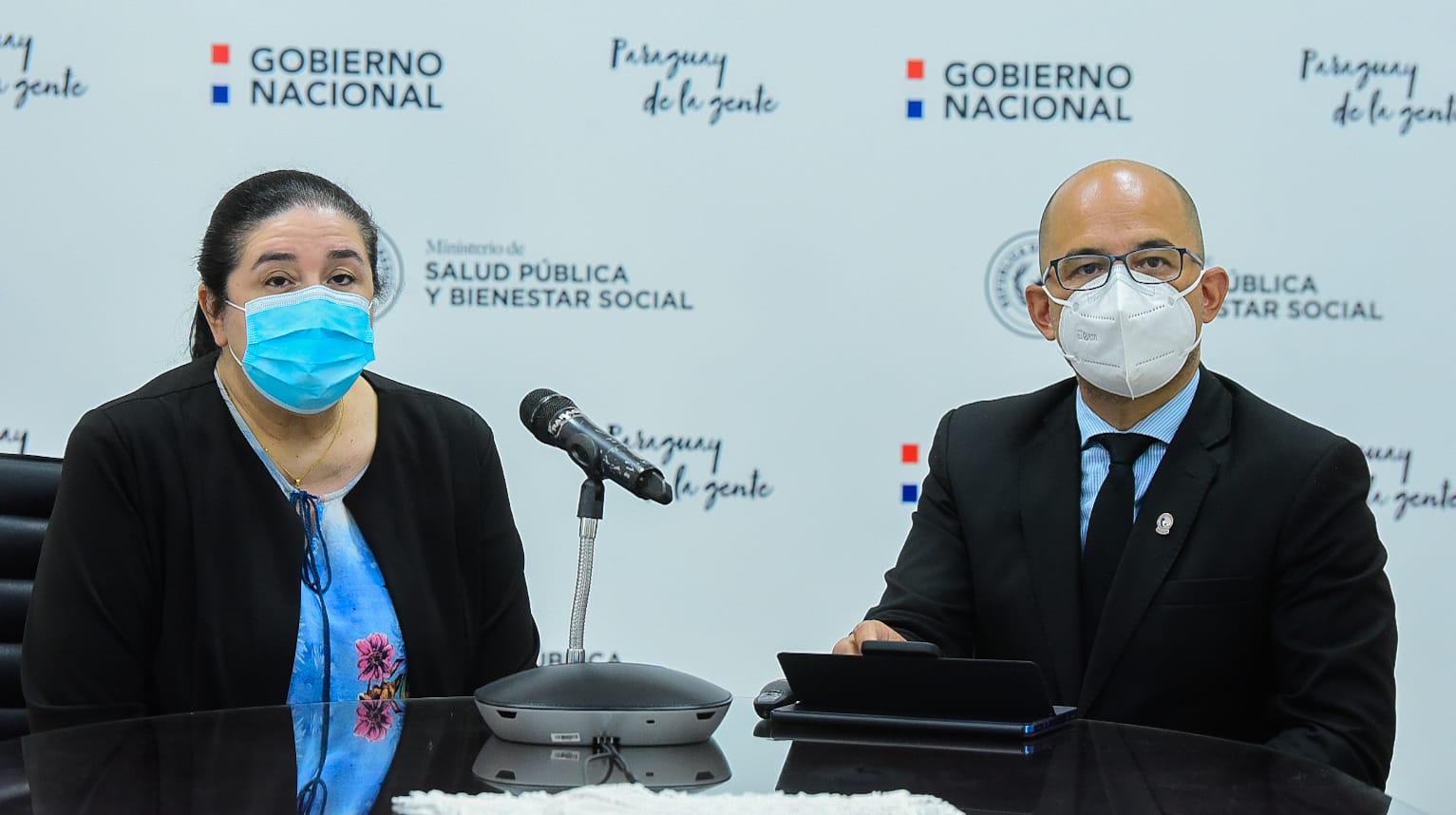 La doctora Sandra Irala y el doctor Héctor Castro, durante la conferencia de prensa que brindaron esta mañana. (Foto Ministerio de Salud)