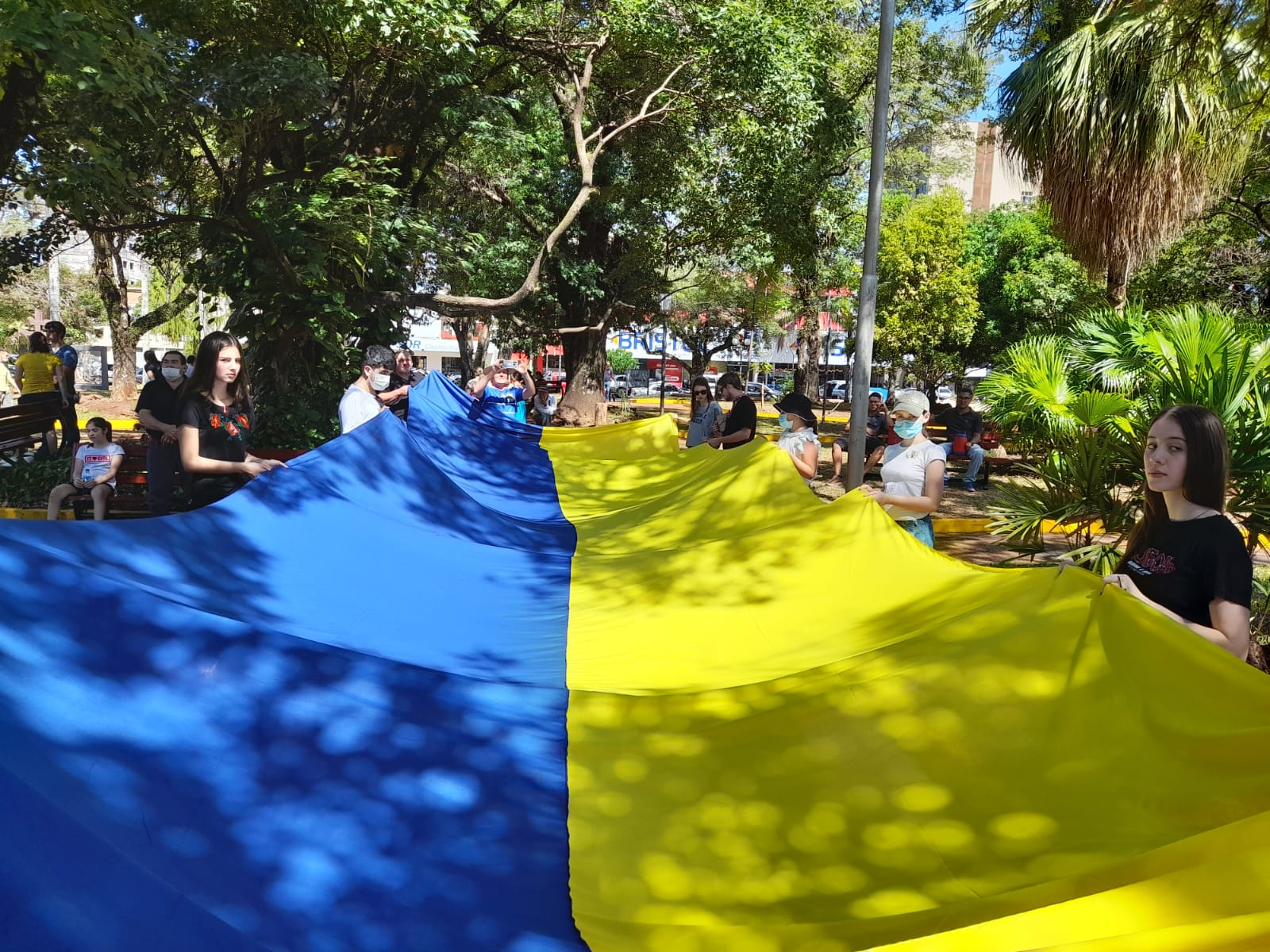 Ucranianos, descendientes y la ciudadanía en general se congregaron en la Plaza de Armas de Encarnación para pedir paz por la guerra entre Rusia y Ucrania. (Foto Más Encarnación)