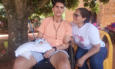 José Zaván junto a su madre Blanca. (Foto Twitter @angelicagesama -Angélica Lo Giménez)