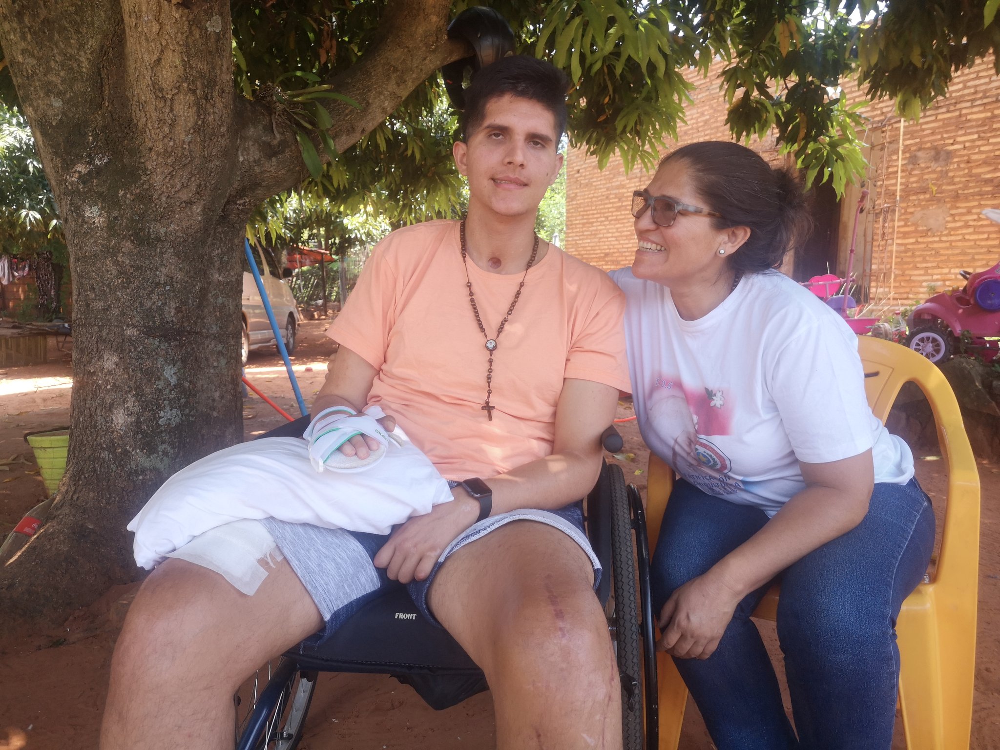 José Zaván junto a su madre Blanca. (Foto Twitter @angelicagesama -Angélica Lo Giménez)