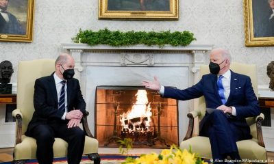 El canciller alemán Olaf Scholz y el presidente de Estados Unidos, Joe Biden, durante su más reciente encuentro en Washington. Foto: DW.