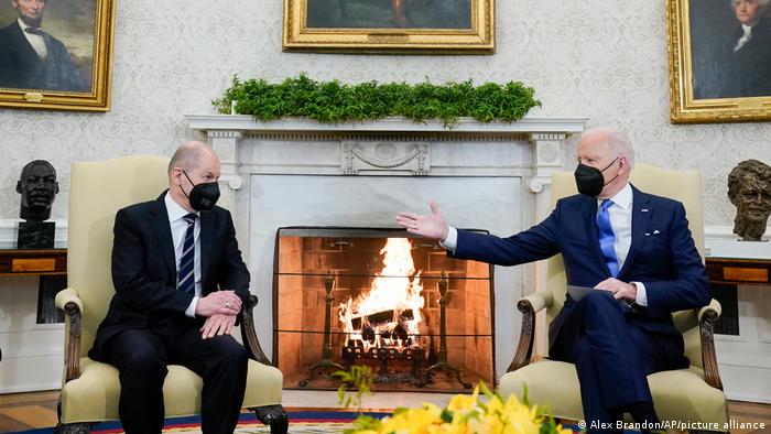 El canciller alemán Olaf Scholz y el presidente de Estados Unidos, Joe Biden, durante su más reciente encuentro en Washington. Foto: DW.