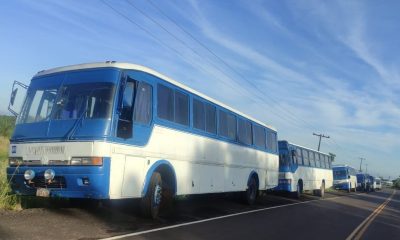 Buses abandonados serían de la iglesia del pastor prófugo. (Gentileza).