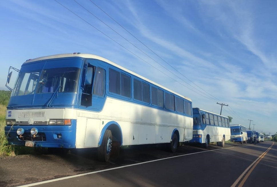 Buses abandonados serían de la iglesia del pastor prófugo. (Gentileza).