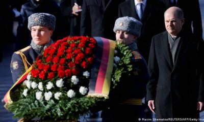 El Canciller alemán Olaf Scholz (der.) participa en la ceremonia de colocación de una corona de flores en la Tumba del Soldado Desconocido junto al Muro del Kremlin en Moscú. Foto: DW.