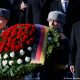 El Canciller alemán Olaf Scholz (der.) participa en la ceremonia de colocación de una corona de flores en la Tumba del Soldado Desconocido junto al Muro del Kremlin en Moscú. Foto: DW.