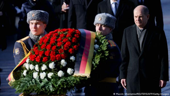 El Canciller alemán Olaf Scholz (der.) participa en la ceremonia de colocación de una corona de flores en la Tumba del Soldado Desconocido junto al Muro del Kremlin en Moscú. Foto: DW.