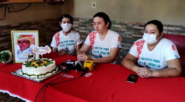 Hijas y esposa de Félix Urbieta. (Foto Judiciales. net)