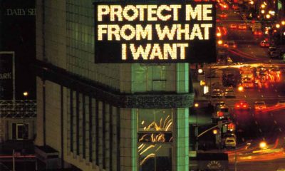 Jenny Holzer, "Protect me from what I want", 2002. Cortesía