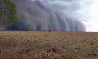 La nube que se podía vizualizar antes de que llegue "la noche" en Ayolas. (Foto Twitter).