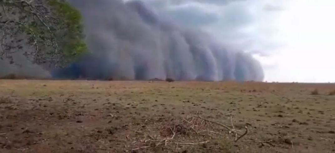 La nube que se podía vizualizar antes de que llegue "la noche" en Ayolas. (Foto Twitter).