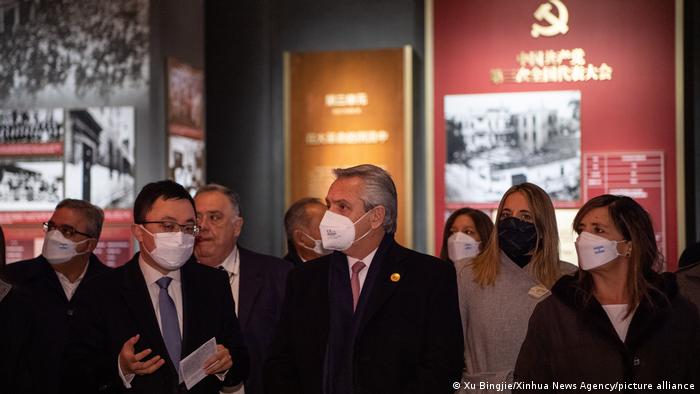 Alberto Fernández, presidente de Argentina, durante su visita a China. Foto: DW.