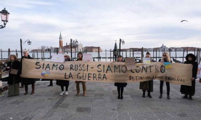 Manifestantes contra la invasión rusa. Venecia, 2022. Cortesía.