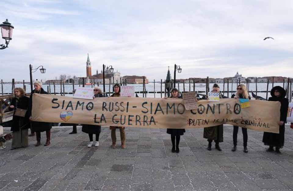 Manifestantes contra la invasión rusa. Venecia, 2022. Cortesía.