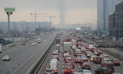 Miles de ucranianos colapsan las carreteras de salida de Kiev, buscando refugio. Foto: Agencias.