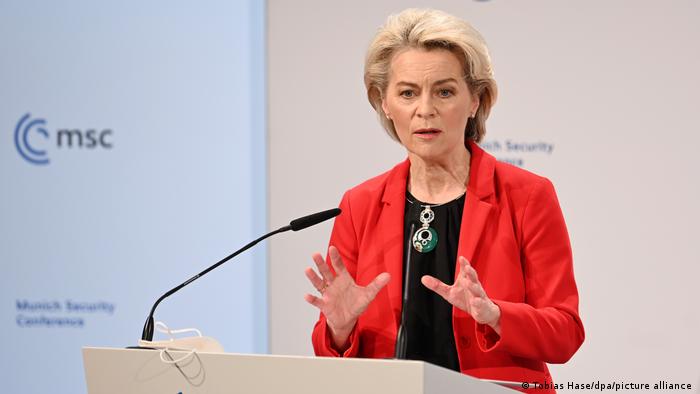 La presidenta de la Comisión Europea, Ursula von der Leyen, en la Conferencia de Seguridad de Múnich 2022. Foto: DW.