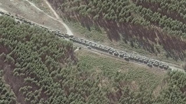 Según cálculos, la caravana militar mide unos 64 kilómetros y está compuesta de cientos de vehículos blindados, tanques, artillería y vehículos de apoyo logístico. Foto: BBC.