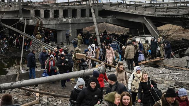 Al igual que Irpín, las pequeñas poblaciones de Hostomel y Bucha, al noroeste de Kiev, han sido escenario de violentos enfrentamientos en los últimos días. Foto: Getty Images.