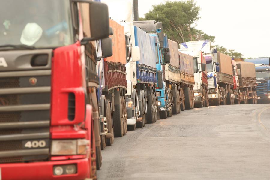 Camioneros iniciario movilización. (Foto Radio Ñanduti).