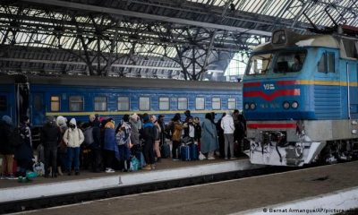 Cientos de personas esperan abordar un tren dentro de la estación de Lviv, el pasado lunes (28.02.2022), en un intento por huir de la guerra en Ucrania. Foto: Picture Aliance.