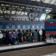 Cientos de personas esperan abordar un tren dentro de la estación de Lviv, el pasado lunes (28.02.2022), en un intento por huir de la guerra en Ucrania. Foto: Picture Aliance.