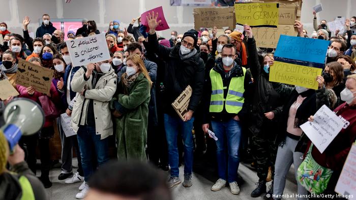 Refugiados ucranianos son recibidos en la estación central de los trenes en Berlín. Foto: Getty.