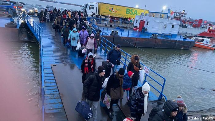 Refugiados ucranianos llegan al puerto de Isaccea, Rumania. Foto: DW.