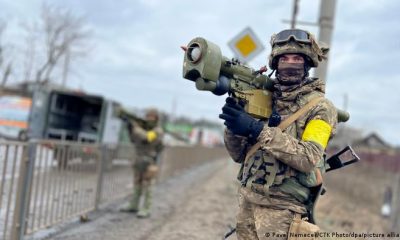 Un soldado ucraniano posa con lanzamisiles en Kiev, Ucrania. Foto: Picture Aliance.