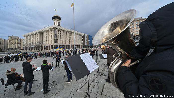 La Orquesta Sinfónica de Kiev toca este 9 de marzo en la Plaza de Independencia, dirigida por Herman Makarenko, miembro de los artistas por la paz de UNESCO. Foto: Getty.