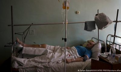 Viktor, un civil que se enroló en las Fuerzas de la Defensa Territorial de Ucrania, yace ahora herido en un hospital de Kyiv. Foto: Picture Aliance.