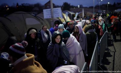 Refugiados que huyen de la guerra en Ucrania hacen fila en el paso fronterizo de Medyka, Polonia. Foto: Picture Aliance.