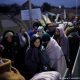 Refugiados que huyen de la guerra en Ucrania hacen fila en el paso fronterizo de Medyka, Polonia. Foto: Picture Aliance.