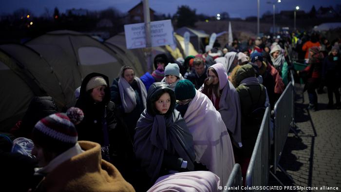 Refugiados que huyen de la guerra en Ucrania hacen fila en el paso fronterizo de Medyka, Polonia. Foto: Picture Aliance.