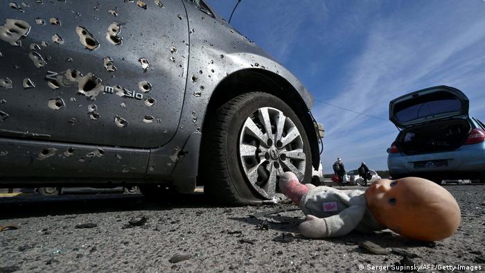 Imagen tomada en Irpin, al norte de Kiev, de un muñeco junto a un vehículo tiroteado abandonado. Foto: Getty.