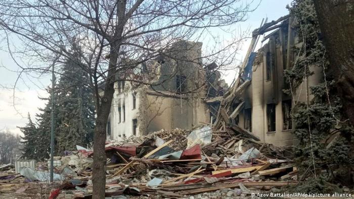 La entrada del refugio en el que había "sobre todo mujeres, niños y personas de edad avanzada", según la alcaldía, quedó bloqueada por los escombros y las operaciones de rescate se complicaron debido a los bombardeos. Foto: Picture Aliance.