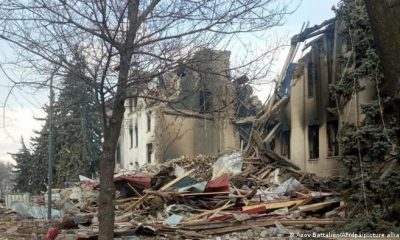 El teatro, que quedó totalmente destruido, alberga un sótano que, según las autoridades ucranianas, servía de refugio habitualmente a entre 1.000 y 1.200 personas. Foto: Picture Aliance.