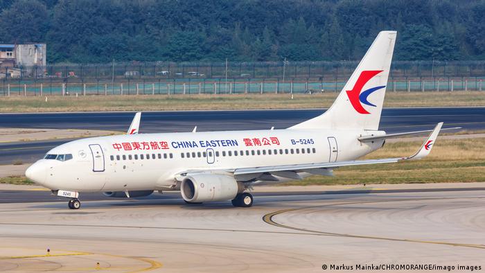 La aeronave, un Boeing 737 de China Eastern Airlines, cayó en unas montañas, donde se desató un incendio. Los rescatistas se dirigen a la zona. Foto de archivo. Imago Images.