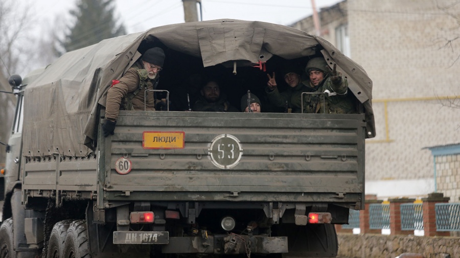 En el decimosexto día del conflicto, continúan las acusaciones mutuas entre Rusia y Ucrania. El presidente Putin ordenó desplegar tropas en toda la frontera occidental rusa en respuesta a la OTAN. Mientra stanto el alcalde de la capital, el exboxeador Vitali Klichkó, aseguró que cada edificio fue fortificado para resistir. Foto: Xinua.