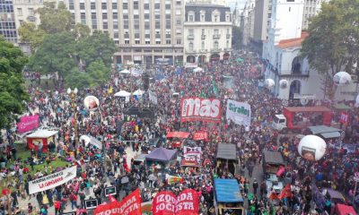 A la movilización se sumaron organizaciones políticas, sociales, gremiales y de izquierda, que se concentraron en varios puntos del centro porteño y marcharon a Plaza de Mayo en masivas columnas.Foto: Télam.