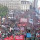 A la movilización se sumaron organizaciones políticas, sociales, gremiales y de izquierda, que se concentraron en varios puntos del centro porteño y marcharon a Plaza de Mayo en masivas columnas.Foto: Télam.