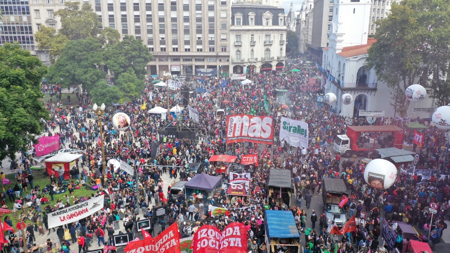 A la movilización se sumaron organizaciones políticas, sociales, gremiales y de izquierda, que se concentraron en varios puntos del centro porteño y marcharon a Plaza de Mayo en masivas columnas.Foto: Télam.