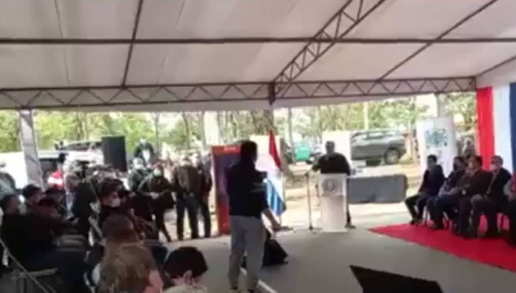 El hombre reclamó ante las autoridades. (Captura vídeo)