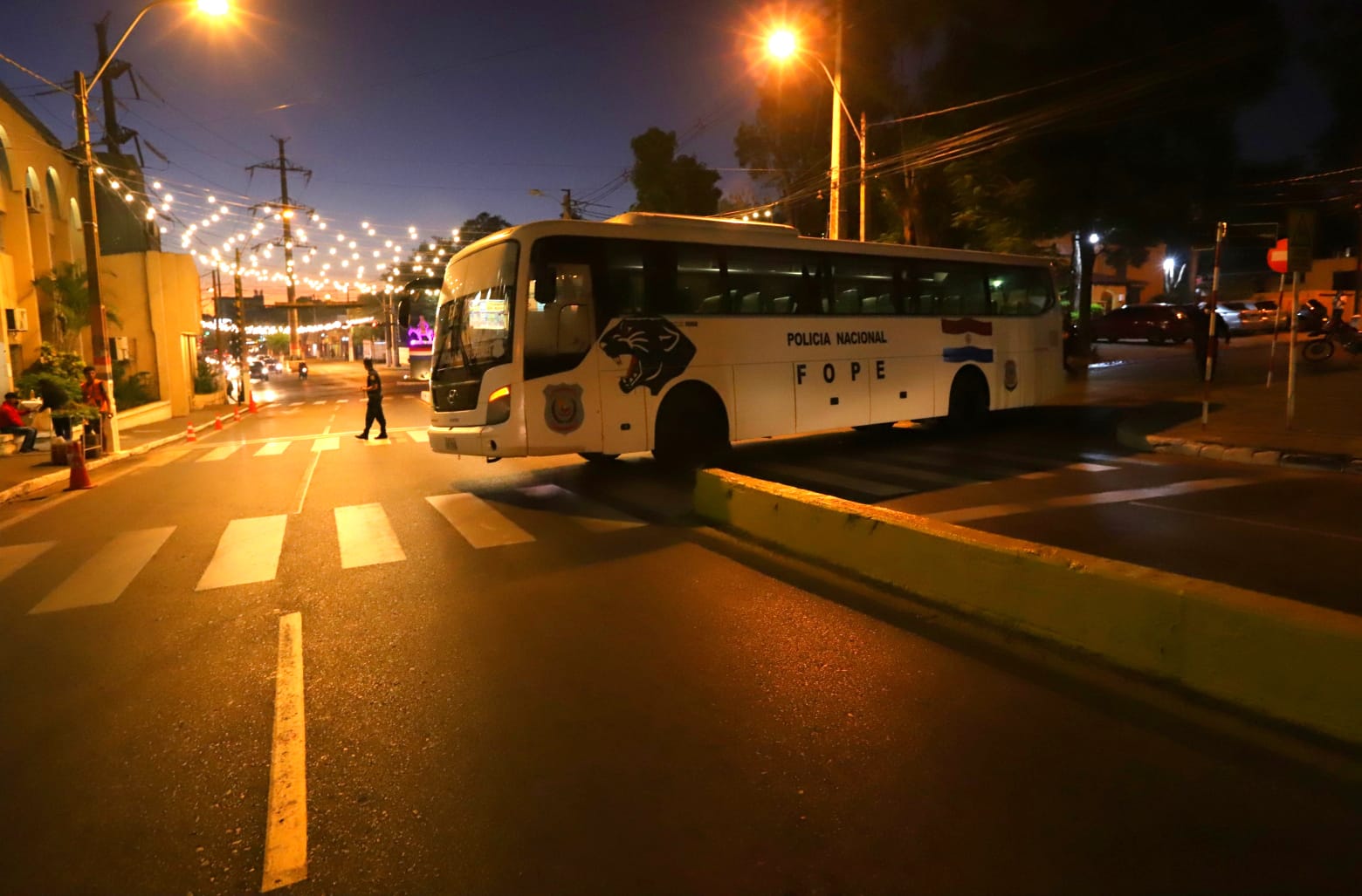 Bien temprano ya se pudo observar algunos de los buses circulando por la ciudad. (Foto IP)