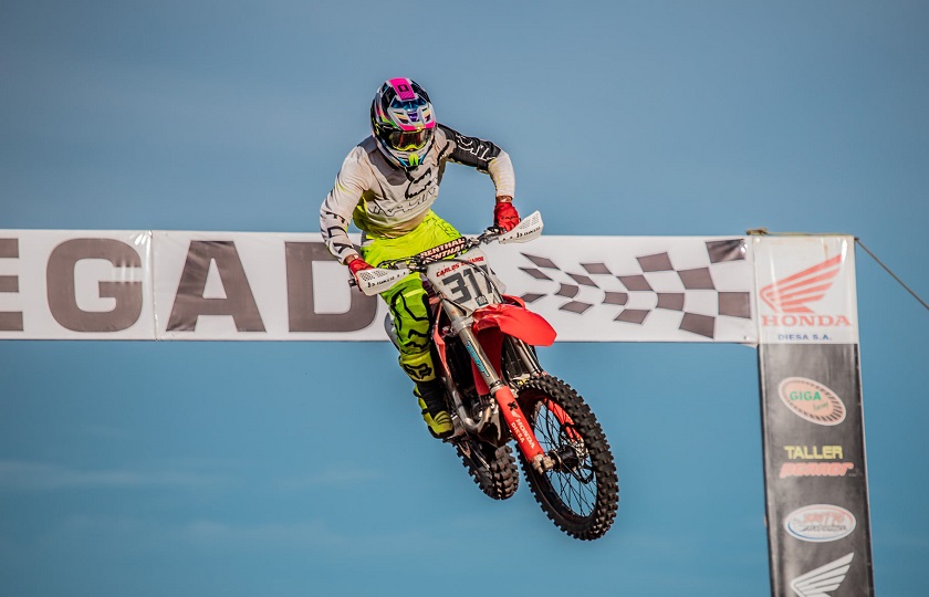 Carlos Eduardo brilha na grande final do Estadual de Motocross e leva o  título da categoria MX1 