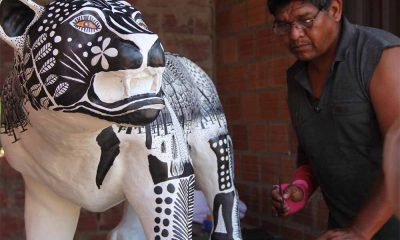 El artista chaqueño Clemente Juliuz, ya fallecido, y su obra. Cortesía