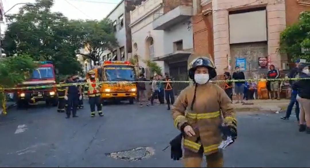 Los bomberos lograron controlar el fuego. (Captura vídeo)