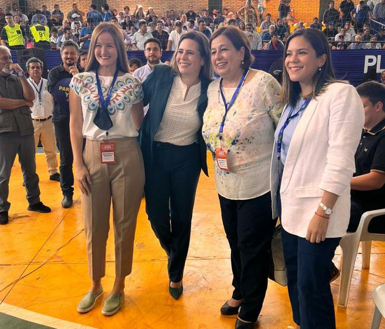 Johanna Ortega, Kattya González, Soledad Núñez y Esperanza Martínez, posaron juntas en la convención del PLRA. (Foto Gentileza)
