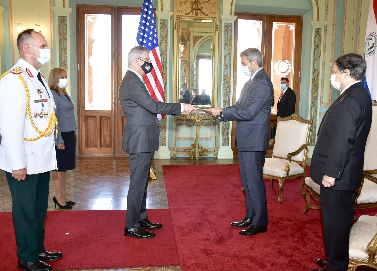 En ceremonia oficial realizada en el Palacio de López, el embajador Marc Ostfield presentó sus cartas credenciales al presidente Mario Abdo Benítez. (Gentileza)