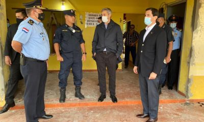 Mario Abdo Benítez verificando la comisaría. (Foto Presidencia).