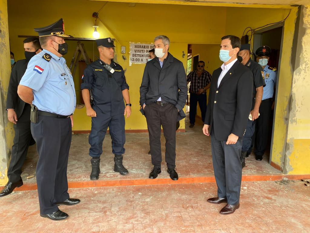 Mario Abdo Benítez verificando la comisaría. (Foto Presidencia).